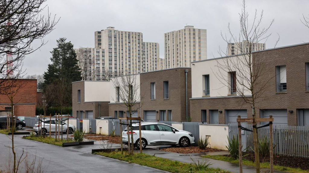 HLM : une proposition de loi veut mettre fin au logement social "à vie"

          Le maintien "à vie" dans le logement social, c'est-à-dire le système qui permet au locataire de rester dans le parc même en cas de hausse de revenus, est remis en cause dans une proposition de loi controversée. Elle est débattue lundi à l’Assemblée nationale.