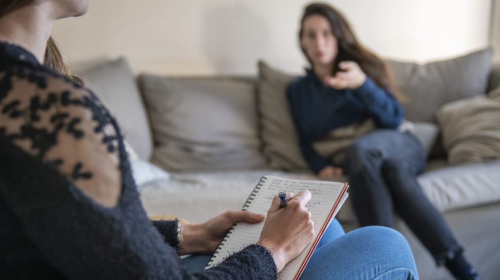 :
    Reportage




  



  


  
  "Trois patients en une semaine qui abordent la même série, c'est une première pour moi" : quand "Bref. 2" s'invite sur le divan des psychologues