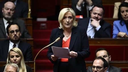 :
    Édito



  



  


      

  

  
    L'ambiguïté du RN sur le soutien à l'Ukraine

          Le RN ne votera pas la résolution sur l'Ukraine examinée jeudi à l'Assemblée natonale. Si Marine Le Pen condamne l’agression russe dans les mots, dans les faits le Rassemblement national a refusé d’approuver la plupart des aides financières et militaires destinées à Kiev.