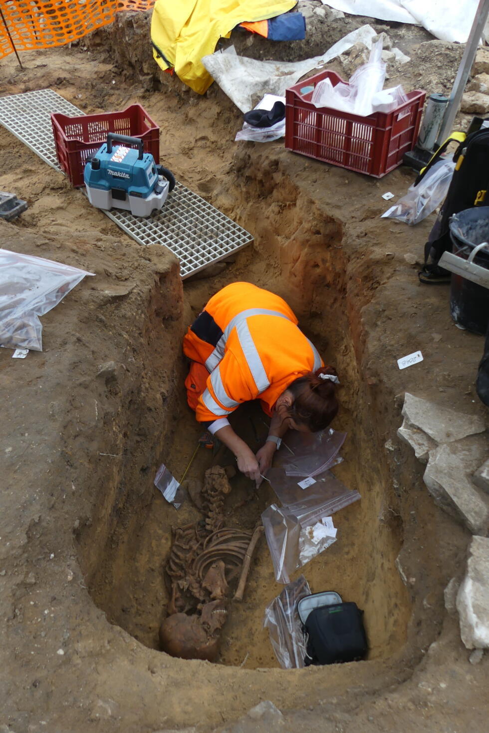 Excavation d'un lieu de sépulture à La Flotte sur Ile de Ré, sur la côte atlantique française.