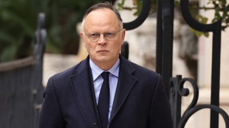 Retraites : Edouard Philippe se dit "partisan de la démocratie sociale", mais sur "des sujets qui ont un sens" et non une loi "déjà votée"