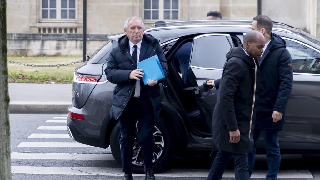 Retraites : quel avenir pour la concertation, après le refus de François Bayrou de revenir à un départ à 62 ans ?

          Le Premier ministre a exclu un retour à l’âge légal de départ à la retraite à 62 ans, s’attirant les foudres des syndicats, notamment la CGT. La suite des discussions s’annonce très tendue et un accord semble de plus en plus difficile.
