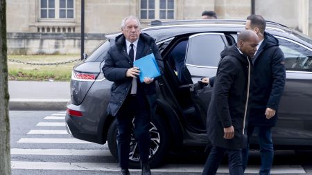 Retraites : concertation en péril après le refus de Bayrou de revenir au départ à 62 ans Retraites : quel avenir pour la concertation, après le refus de François Bayrou de revenir à un départ à 62 ans ?
Le Premier ministre a exclu un retour à l’âge légal de départ à la retraite à 62 ans, s’attirant les foudres des syndicats, notamment la CGT. La suite des discussions s’annonce très tendue et un accord semble de plus en plus difficile.