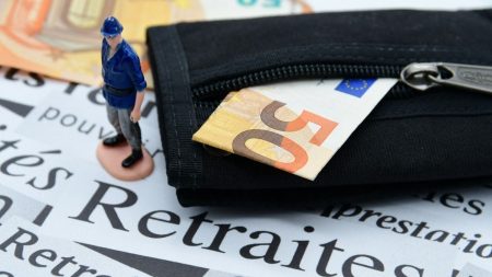 Retraites : le régime de la fonction publique est-il en déficit ?

          Le Premier ministre a dit vouloir réfléchir à une méthode pour que le régime de retraites de la fonction publique soit davantage à l'équilibre, mais la Cour des comptes estime que ce système est déjà équilibré par construction.