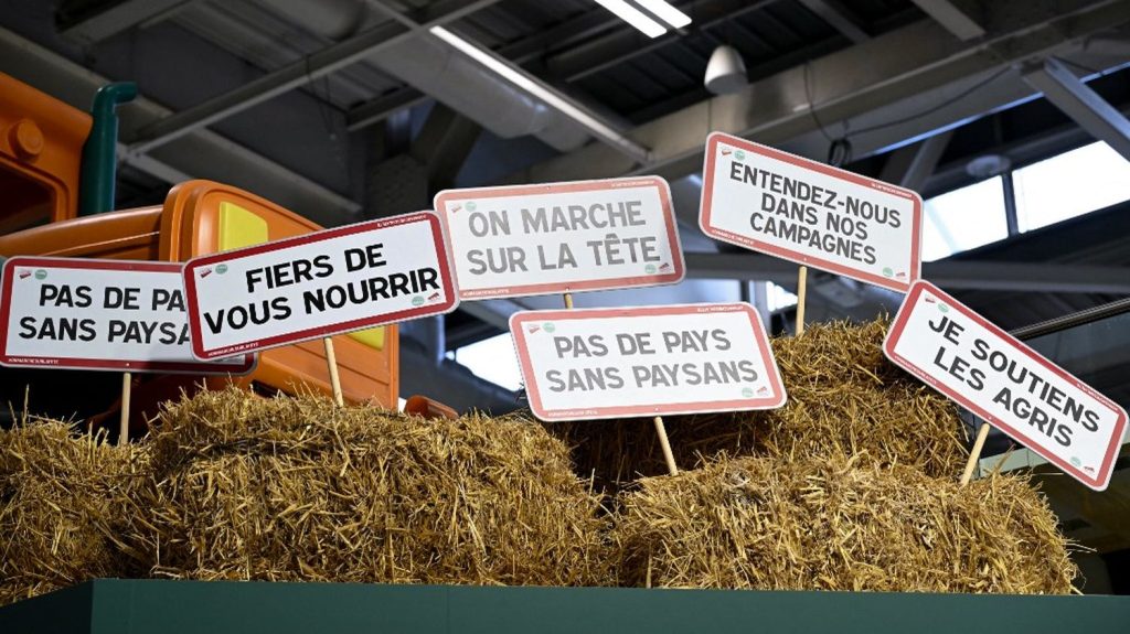Salon de l'agriculture : le rendez-vous des politiques encore cette année, avant les municipales en 2026 et la présidentielle en 2027

          Près de 90 personnalités ont parcouru les allées du salon pour rencontrer des agirculteurs, mais aussi pour tester leur propre notoriété.