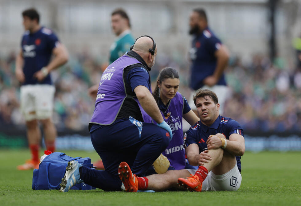 Antoine Dupont de France reçoit des soins médicaux après avoir subi une blessure dans le match contre l'Irlande, à Dublin, le 8 mars 8 mars 2025.