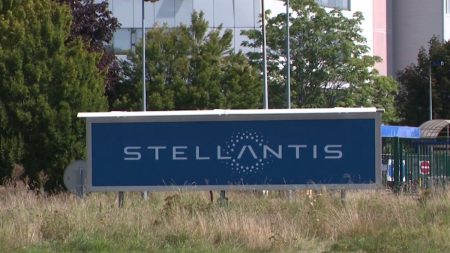 Stellantis visé par Trump : droits de douane américains en question Droits de douane américains : Stellantis dans le viseur de Donald Trump