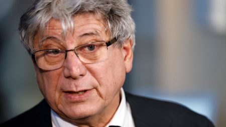 Tensions France-Algérie : Éric Coquerel critique Bruno Retailleau sur son rôle diplomatique. Tensions entre la France et l'Algérie : Bruno Retailleau "se prend pour le ministre des Affaires étrangères", estime le député LFI Éric Coquerel