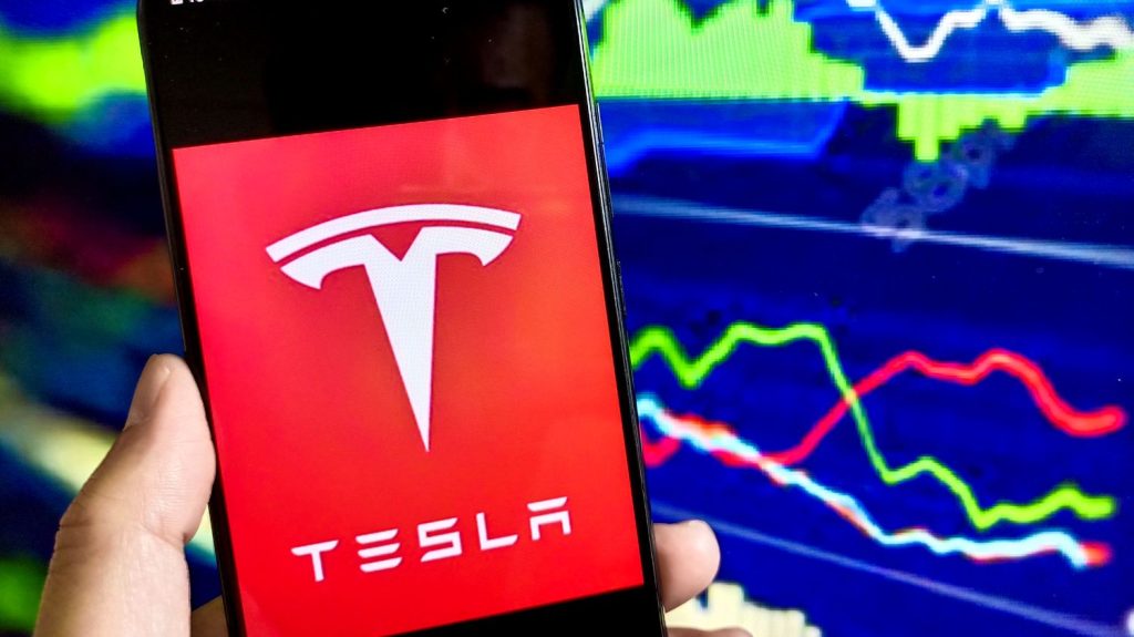 :
    le dernier publié



  



  


      

  

  
    
    Mauvaise passe pour Elon Musk, l’action Tesla dévisse en bourse

          À Wall street, le cours des voitures électriques Tesla a chuté de plus de 15% lundi , alors que les ventes de véhicules de la marque d'Elon Musk sont en baisse aux États Unis, en Chine et en Europe.
    
    
          Diffusé le 11/03
                      
        3min