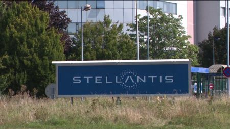 Trump augmente les droits de douane : panique dans le secteur automobile américain Hausse des droits de douane américains : Donald Trump affole le secteur automobile