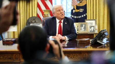 Donald Trump annonce des droits de douane de 25% sur "toutes les voitures qui ne sont pas fabriquées aux Etats-Unis"