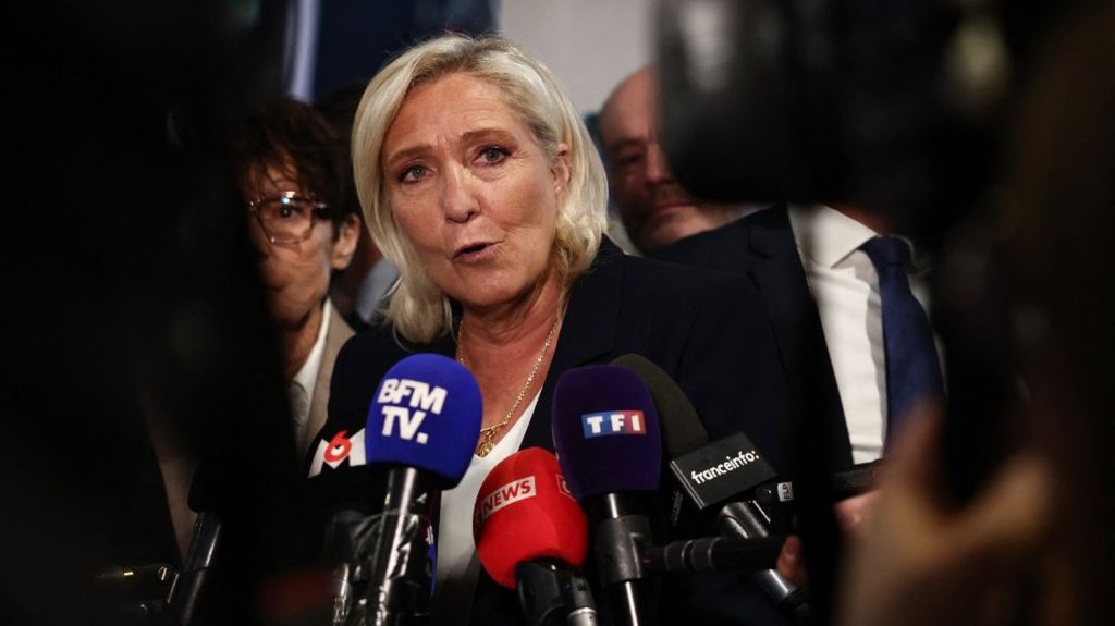 Guerre en Ukraine : pourquoi Marine Le Pen et le RN sont embarrassés après l'altercation entre Donald Trump et Volodymyr Zelensky