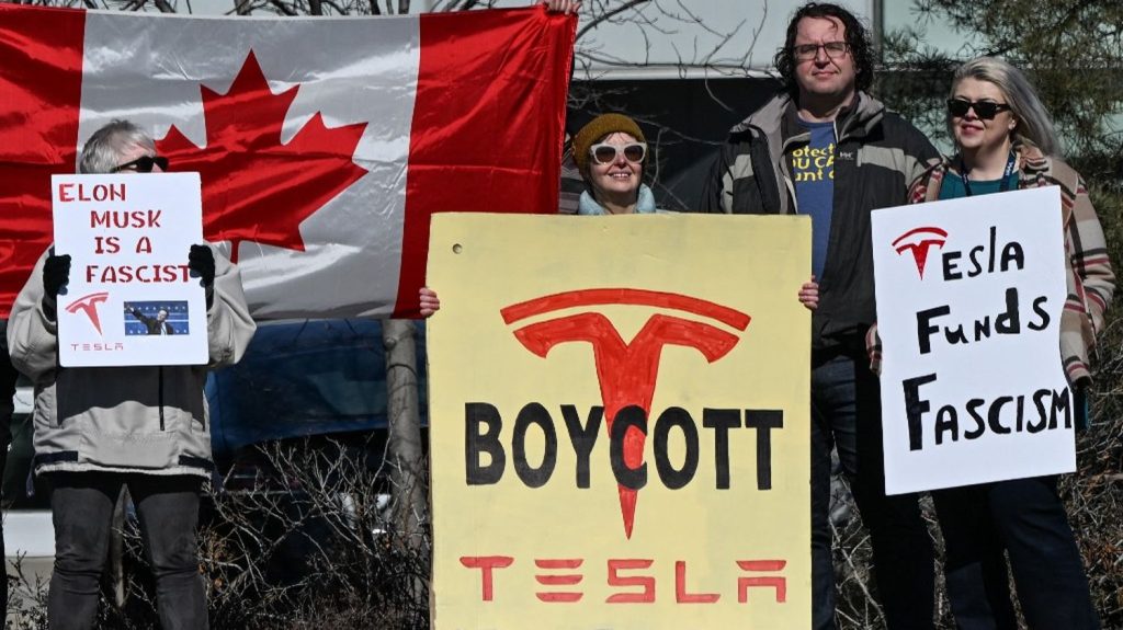Les ventes de Tesla ont été divisées par deux en Europe, freinées par les prises de position d'Elon Musk