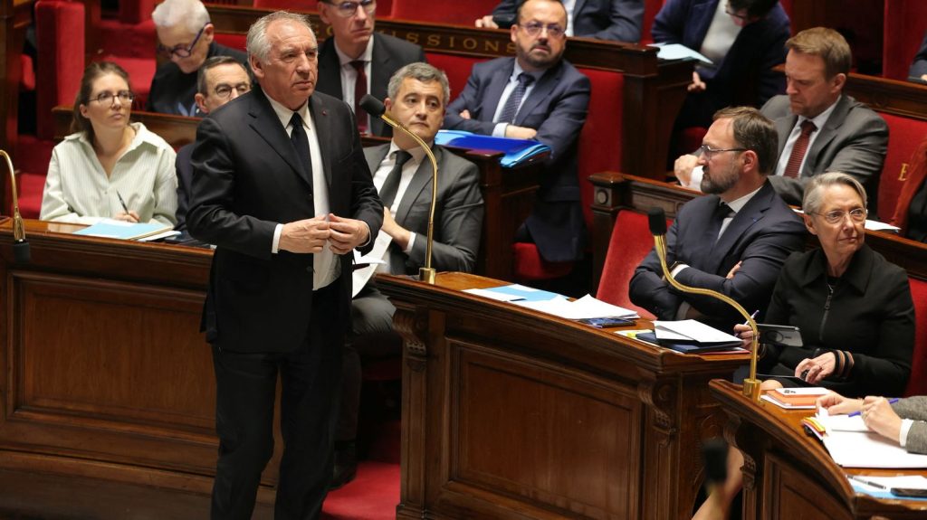 Port du voile dans le sport : François Bayrou recadre ses ministres et les appelle à la "solidarité"