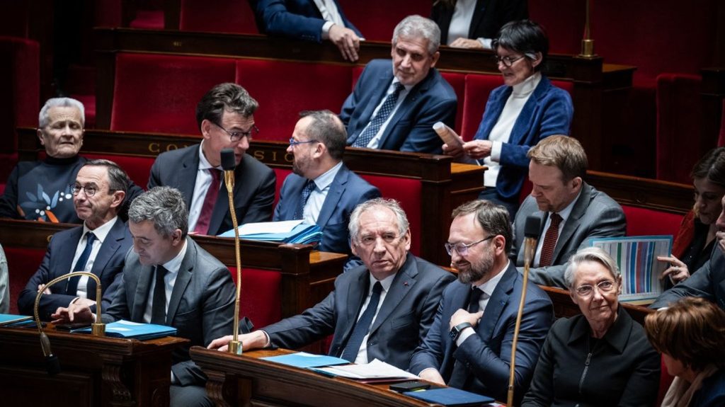 Gouvernement de François Bayrou : la question du port du voile dans le sport fait apparaître des clans au sein de l'exécutif

          Un sujet explosif, un gouvernement hétérogène et des ambitions personnelles : la question du port du voile dans les compétitions sportives a mis en lumière les fractures internes au sein de l'exécutif. Entre soutiens affirmés à l'interdiction, fidèles du président et ministres de gauche en retrait, trois blocs se dessinent dans le gouvernement.