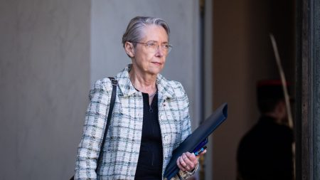 Port du voile dans le sport : "Je n’ai aucune leçon à recevoir de personne sur les sujets liés à la laïcité", affirme Elisabeth Borne