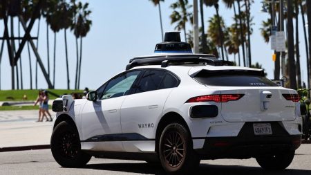 :
    le dernier publié



  



  


      

  

  
    
    Un service de voitures autonomes pour emmener ses enfants à l'école

          Waymo, anciennement connu comme le projet de voitures autonomes de Google, réfléchit, aux États-Unis, à un service destiné aux moins de 18 ans. Pour l’instant, un mineur n’a officiellement pas le droit de voyager seul à bord de ce type de véhicule, même si dans les faits quelques parents envoient déjà leurs enfants à l’école à bord de voitures autonomes.
    
    
          Diffusé le 06/03
                      
        3min