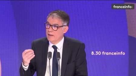 Zelensky reste en poste : les Européens unis avec le peuple ukrainien, annonce le patron du PS Le départ de Volodymyr Zelensky n'est "pas une question" : "les Européens font bloc autour du peuple ukrainien", affirme le patron du PS