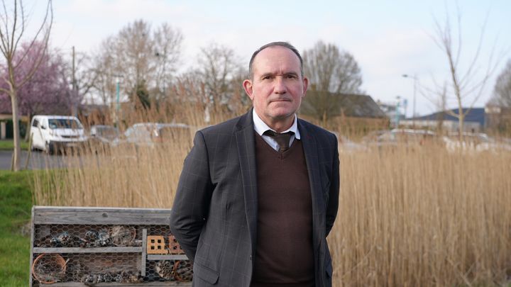 Le président de la communauté de communes du Val de Sarthe, Emmanuel Franco, s'inquiète des conséquences de la fermeture de Valeo sur la population, qui pourrait être tentée par le vote RN. (PAOLO PHILIPPE / FRANCEINFO)