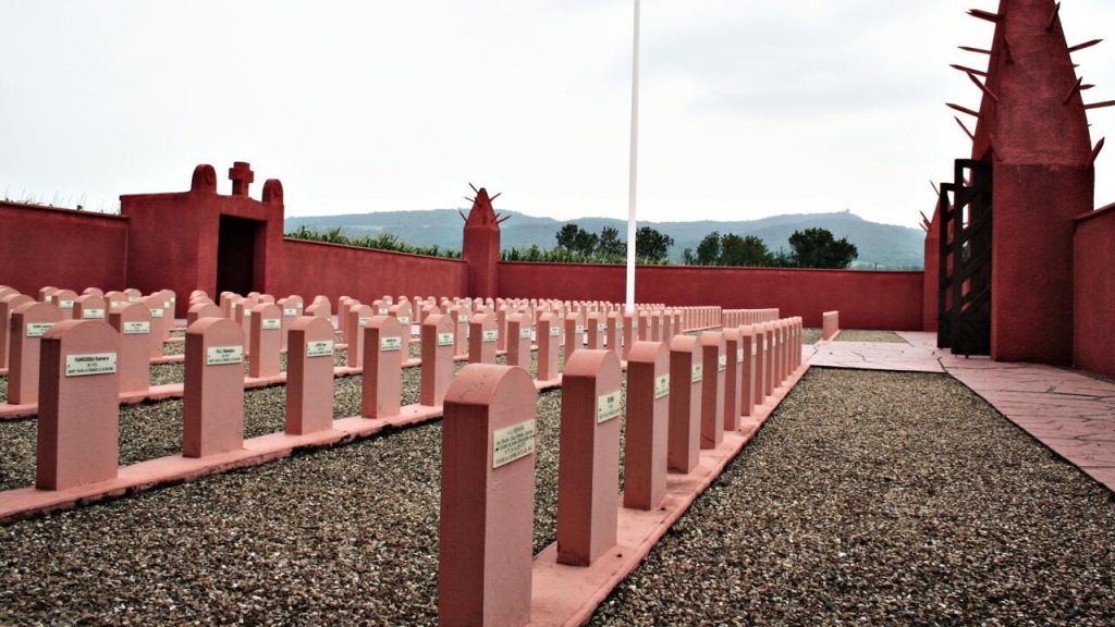 Le cimetière français pour les troupes ouest-africaines rouvre au milieu du différend d'identité