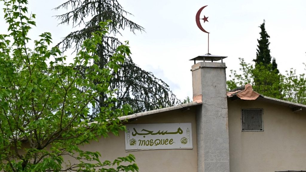 Agression filmée, suspect en fuite, piste d'un crime raciste et islamophobe... Ce que l'on sait après l'assassinat d'un fidèle, tué à coups de couteaux dans une mosquée du Gard