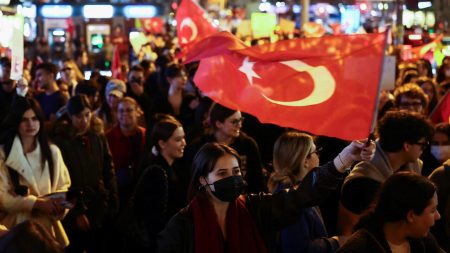 Arrestations supplémentaires alors que la Turquie rétracte des manifestations contre le maire d'Istanbul emprisonné