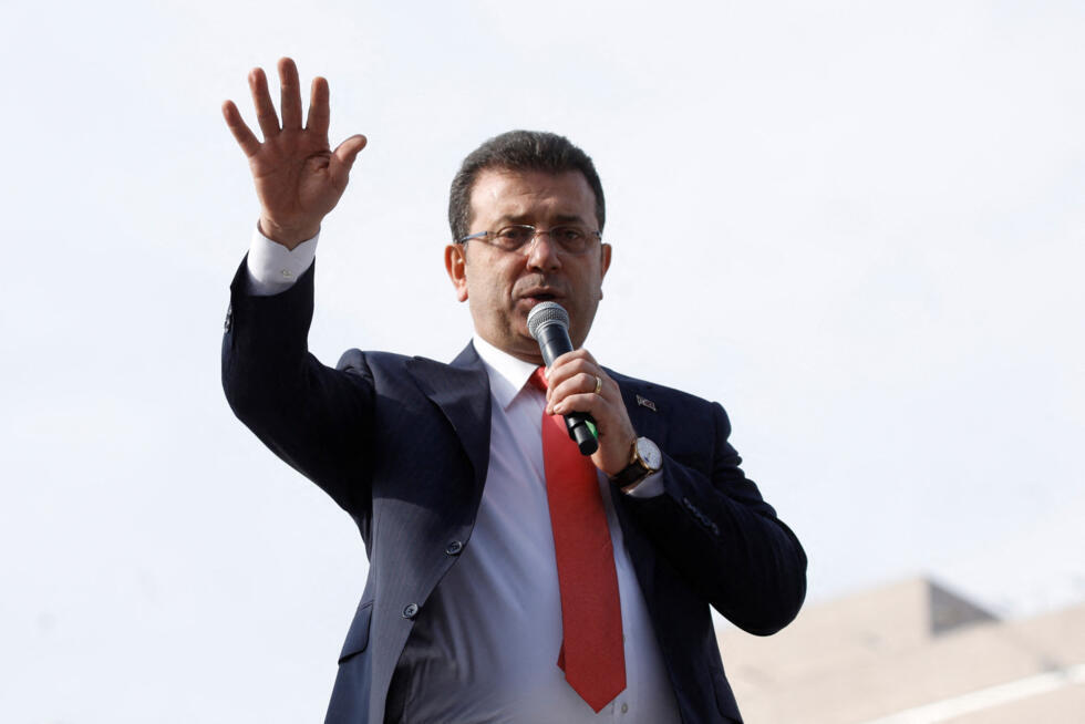 Ekrem Imamoglu s'adresse à ses partisans après avoir témoigné aux autorités judiciaires du juge Palace à Istanbul le 31 janvier 2025.