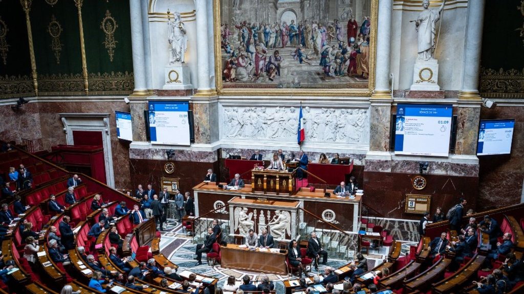 Embouteillage à l'Assemblée nationale : les textes s'empilent et les débats s'éternisent

          À la veille de deux semaines de pause parlementaire, les députés peinent à suivre le rythme d'un agenda législatif surchargé. Les débats à rallonge ont repoussé la loi sur l'audiovisuel public.