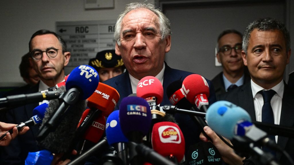 Les attaques contre les prisons sont une réaction à la politique carcérale "plus sévère", estime François Bayrou