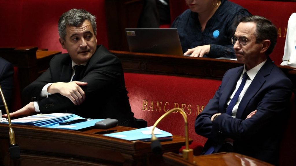Attaques contre des prisons : Gérald Darmanin et Bruno Retailleau demandent aux préfets de "renforcer sans délai la surveillance et la protection" des établissements pénitentiaires