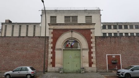 Attaques contre des prisons : la boîte aux lettres d'une agente pénitentiaire de la maison d'arrêt d'Amiens taguée, un pneu de sa voiture crevé