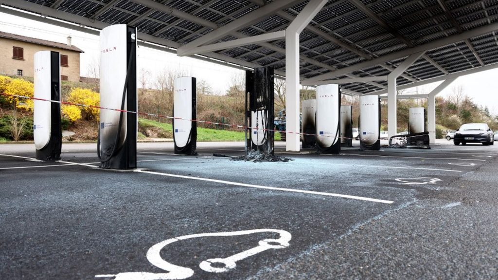 Les immatriculations de Tesla ont poursuivi leur baisse en France en mars