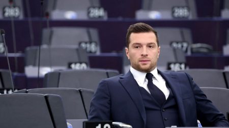 Jordan Bardella insiste pour que son directeur de cabinet soit rémunéré par le Parlement européen, qui renouvelle son refus