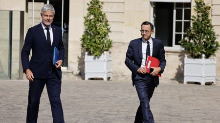 Campagne pour la présidence des LR : comment Bruno Retailleau jongle-t-il avec sa fonction de ministre ?