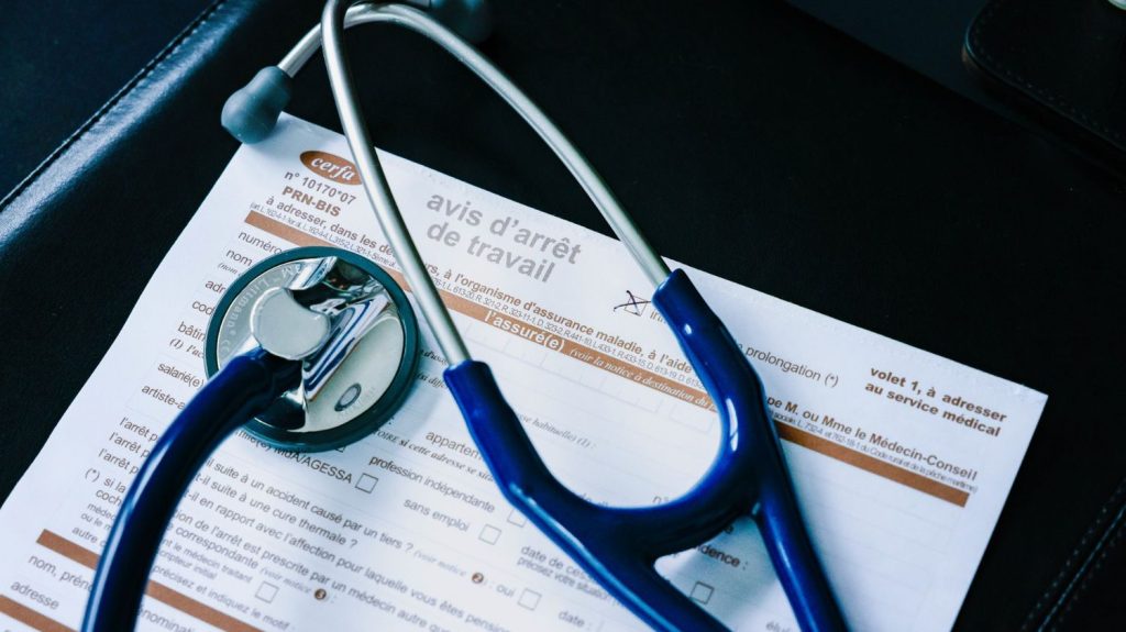 Budget 2026 : les arrêts de travail dans le viseur du gouvernement

          Pour trouver 40 milliards d’euros, le gouvernement veut réduire les dépenses de santé, avec en ligne de mire les arrêts-maladies. Après la baisse du plafond des indemnités, il pourrait s'attaquer au nombre de jours de carences.