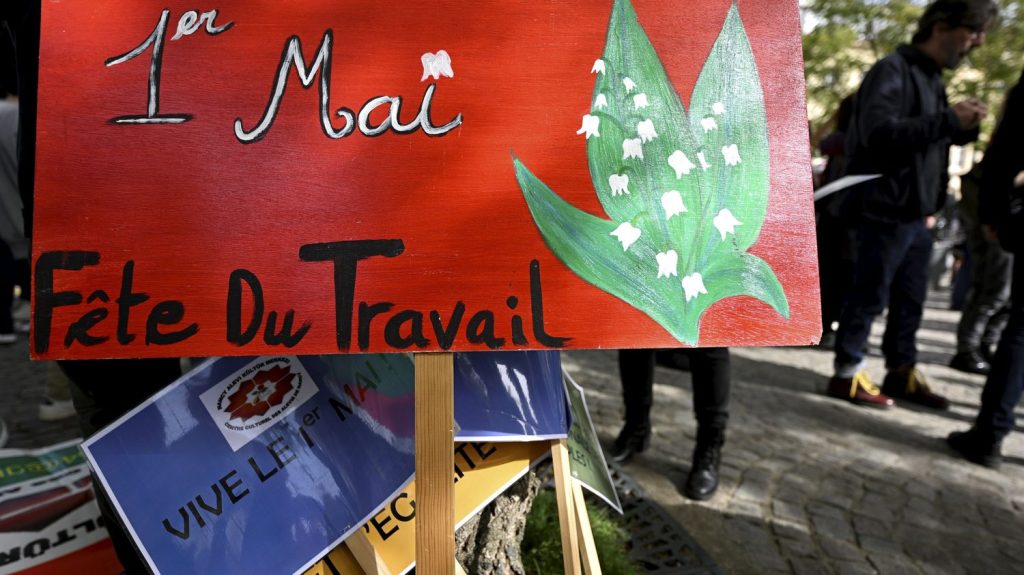 Budget, retraites, contexte politique : va-t-on assister à un 1er-Mai très social et mobilisateur ?

          Comme chaque année, les syndicats vont défiler dans tout le pays jeudi, mais on pourrait assister à un 1er mai particulièrement politique, à deux ans d'une présidentielle qui est déjà dans toutes les têtes.