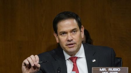 Le chef de la diplomatie américaine à l'Élysée pour discuter de l'Ukraine

          Le secrétaire d'État américain Marco Rubio est reçu par Emmanuel Macron pour sa première visite à Paris depuis sa nomination. Une entrevue qui marque la reprise du dialogue avec les Européens, au moment où les négociations sur la paix en Ukraine marquent le pas.