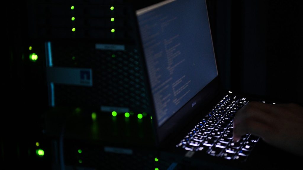 La France visée à plusieurs reprises par des cyberattaques russes, Paris les condamne "avec la plus grande fermeté"