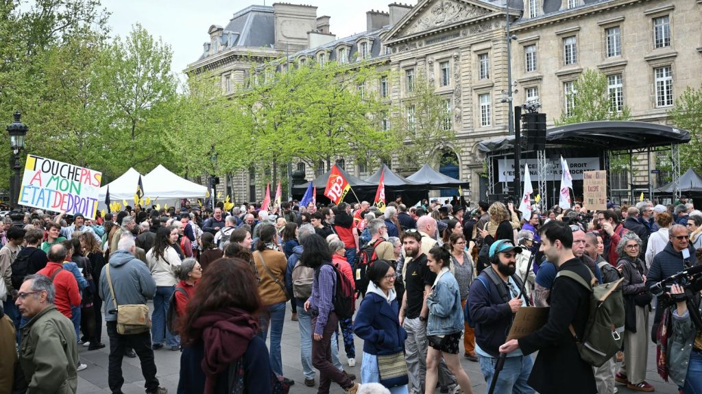 :
    Reportage




  



  


  
  "Un fondement démocratique qui est mis à mal" : à Paris, un rassemblement pour "défendre l'État de droit"