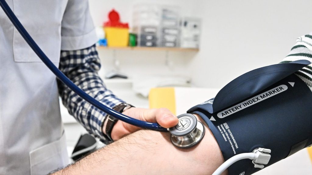 "Solidarité obligatoire", accès aux études de médecine, assistants médicaux... Ce que prévoit le "pacte de lutte" contre les déserts médicaux