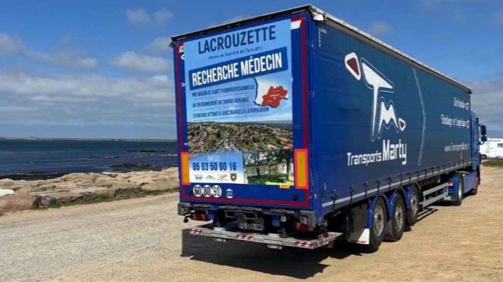 Déserts médicaux : pour trouver un médecin une commune du Tarn fait imprimer des affiches sur des camions qui sillonnent la France