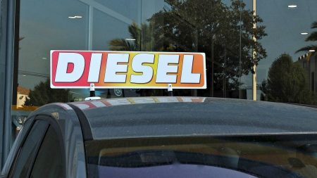 :
    Reportage




  



  


  
  "C'est vrai que c'est moins cher..." : le regain d'intérêt des automobilistes pour le diesel, "une opportunité" pour les constructeurs