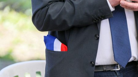 "Je suis pour un double droit de vote aux municipales, voter dans la commune où l'on réside et celle où l'on travaille", défend Jean Viard

          À un an des élections municipales, le sociologue Jean Viard évoque les relations entre les maires et leurs administrés, mais aussi le poids qui pèse sur un bon nombre d'élus.