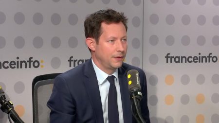 Droits de douane : "Il faut qu'on arrête cette guerre avant qu'il ne soit pas trop tard", affirme François-Xavier Bellamy eurodéputé LR