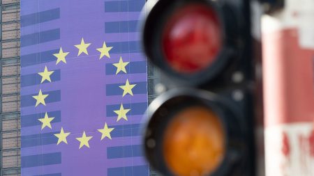 Droits de douane américains : le patriotisme économique pour répondre à Donald Trump ?

          Donald Trump a confirmé jeudi une salve de droits de douane très lourds envers tous les pays exportateurs dont la France. En réponse, Emmanuel Macron a appelé à suspendre tous les investissements aux États-Unis et certains brandissent l’arme du patriotisme économique.