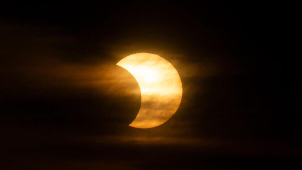 Éclipse solaire partielle à visible dans le ciel de la France samedi