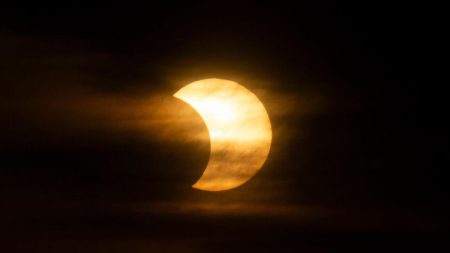 Éclipse solaire partielle à visible dans le ciel de la France samedi
