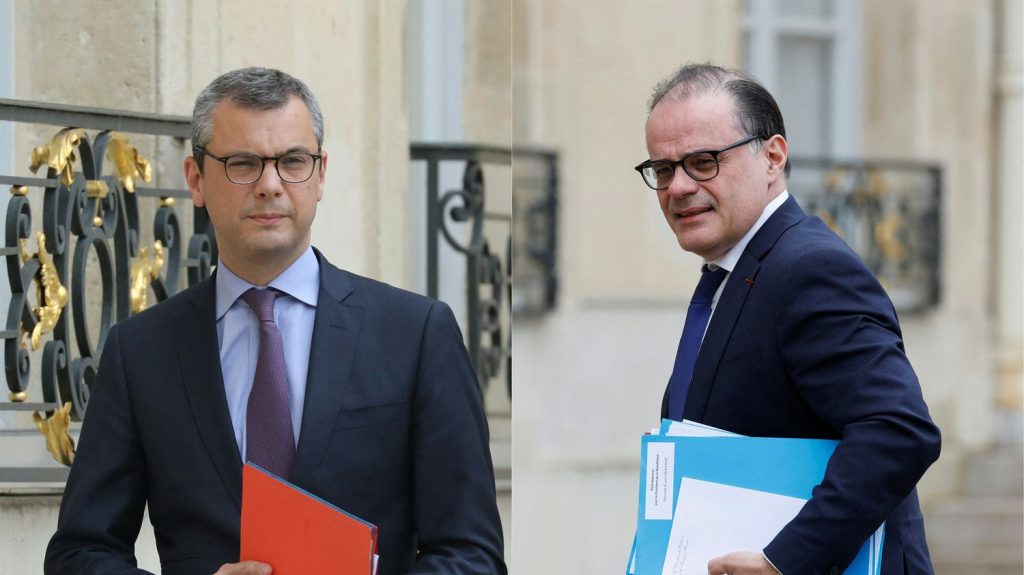 Le secrétaire général de l'Élysée, Alexis Kohler, remplacé par Emmanuel Moulin : un changement dans la continuité

          Alexis Kohler quitte ses fonctions après huit ans passés auprès d'Emmanuel Macron. Emmanuel Moulin, ancien directeur du Trésor va lui succéder. Pour certains, c'est un copié-collé de son prédécesseur, preuve que l’Élysée ne veut rien changer.