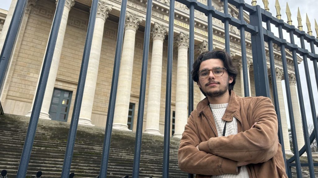 Le collaborateur de l'insoumise Ersilia Soudais s'attire les foudres de la présidente de l'Assemblée nationale

          Le jeune militant Ritchy Thibault, qui a appelé dimanche à "former des brigades d'autodéfense populaire contre l'islamophobie", est visé par une plainte de Yaël Braun-Pivet pour s'être introduit au sein du Palais Bourbon alors qu'il en a l'interdiction.