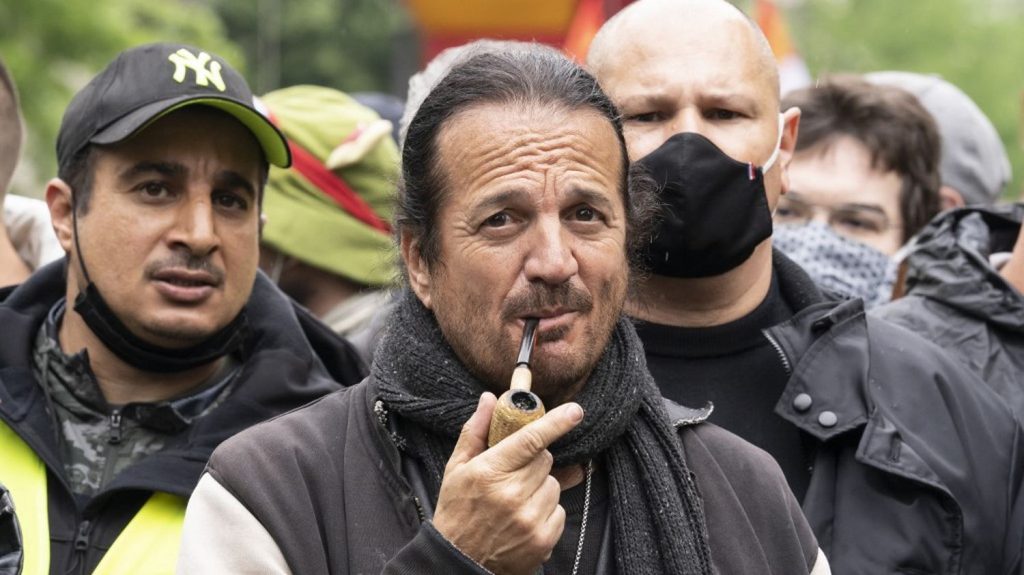 Francis Lalanne, chanteur et ex-candidat aux européennes, déclaré inéligible pendant 18 mois